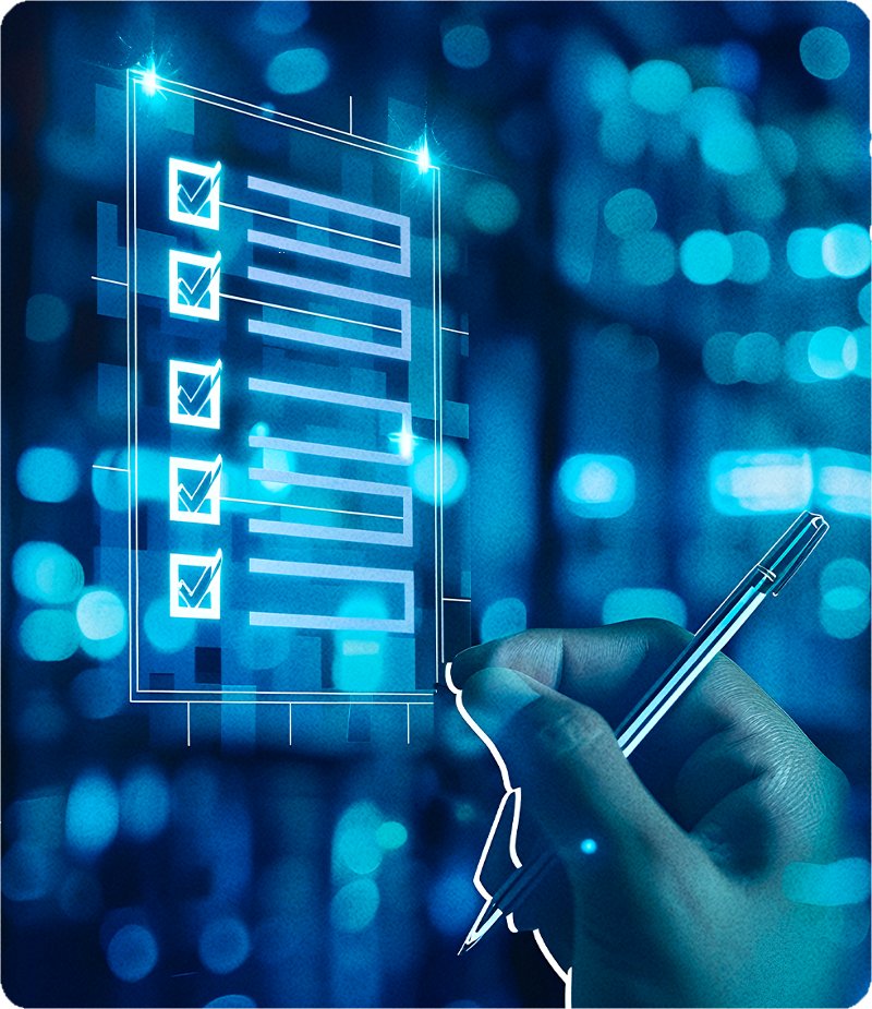 analisando códigos em telas de computador.